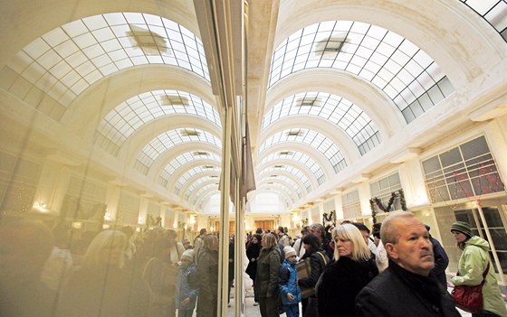 Dnes u� historický pohled na chátrající Macho�ovu pasá� v Pardubicích.