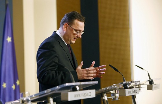Premiér Petr Neas se na tiskové konferenci vyjádil k odvolání ministryn