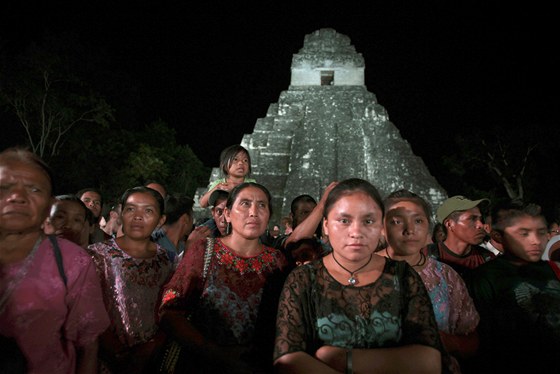 Guatemalci z kmene Kekchi protestovali ped mayskou pyramidou v Ketenu proti interpretaci konce mayského kalendáe jako soudného dne (21. prosince 2012).