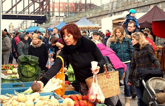 Vánoní farmáský trh na Náplavce v Praze nabídne nejen zeleninu, brambory,...