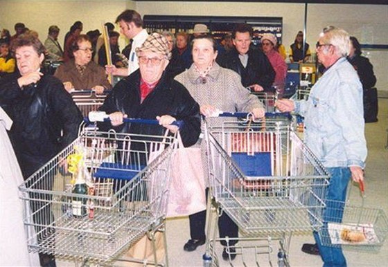 Potravin mohou ei nakoupit mnohem více ne ped dvaceti lety (archivní snímek ze supermarketu Mana z roku 1991).
