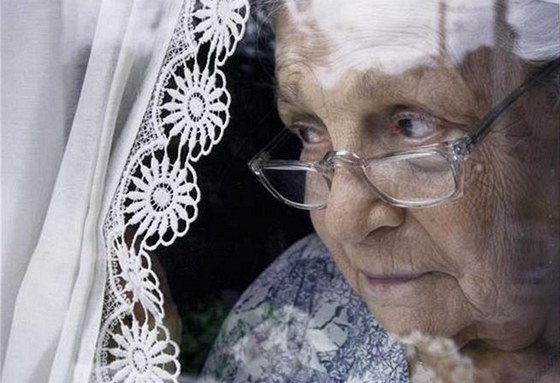 Obětí lupiče se stala 88letá seniorka. (Ilustrační snímek)