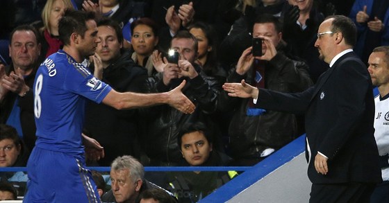 DOBRÁ PRÁCE. Rafael Benítez (vpravo) si podává ruku s Frankem Lampardem krátce
