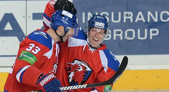 Niclas Danielsson (vpravo) a Zdeno Chára z týmu Lev Praha se radují z gólu.