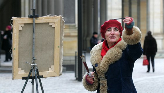 výcarská malíka Doris Windlin pi malování v karlovarské Lázeské ulici u Mlýnské kolonády.