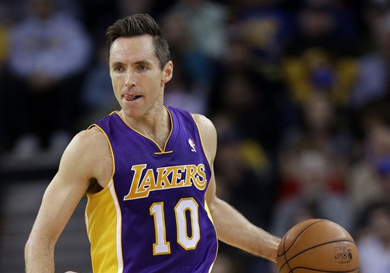 Steve Nash v dresu Los Angeles Lakers.