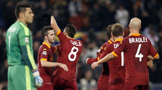 NAPROSTÁ SPOKOJENOST. Fotbalisté AS Řím oslavují jeden ze čtyř gólů v síti AC