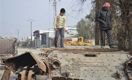 Trosky tanku ve mst Douma nedaleko Damaku (21. prosince 2012).