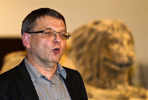 V�ichni v�dí, �e problém zadr�ené �éfky kabinebu premiéra Jana Nagyové je problémem premiéra Petra Ne�ase, proto�e je to jemu blízká osoba, �ekl místop�edseda Sn�movny a �SSD Lubomír Zaorálek.