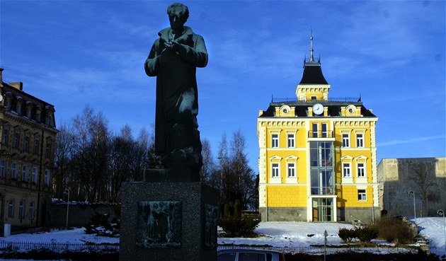 Socha n�meckého básníka u� na Goethov� nám�stí v A�i n�kolik let nestojí. Na...