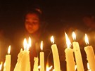Smrt teprve 23leté eny si lidé pipomnli zapalováním svíek i v Kalkat. (29....