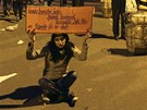 "Probute se!" stojí na jednom z protestních plakát. Otesný pípad znásilnní...