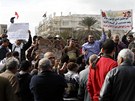 Lidé na námstí Osvobození v Káhie protestují proti prezidentovi Mursímu a