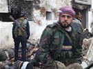 Syrská osvobozenecká armáda ohledává mrtvá tla a hledá zranné po útoku na