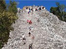 Turisté slézají z vrcholu mayské pyramidy Nohoch Mul v mexické Cob. (15....