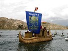 Bolivijtí kní plují na tradiní slamné lodi Tunupa po jezee Titicaca....