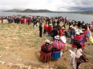 Lidé se úastní posvátného obadu na ostrov Intja v bolivijském La Pazu. (16....