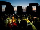 Lidé pi rituálním obadu oslav zimního slunovratu u slavného Stonehenge....