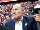 Bývalý prezident USA George H.W. Bush sleduje zahájení utkání amerického