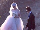 Anne Hathawayová se vdávala v princeznovských šatech.