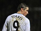 EKÁNÍ NA PIHRÁVKU. Útoník Fernando Torres z Chelsea se kouká, jestli se k...