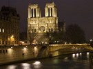 Prelí katedrály Notre-Dame je svisle rozdleno pilíi na ti ásti a