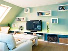 Bílá a pastelové odstíny barev urují atmosféru hlavního  obývacího prostoru.  