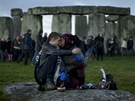 Mladý pár se v pátek ráno 21. prosince objímá ped Stonehenge, komplexem