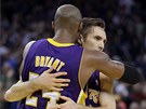 Kobe Bryant z Steve Nash z LA Lakers slaví vítzství nad Golden State.
