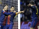 TO TYS HO DAL! Barcelontí Lionel Messi (vlevo) a Jordi Alba gratulují Xavimu