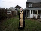 Otec pravoslavné církve Stephen Weston si na své zahradě v městě Sutton v...