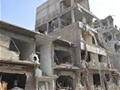 Trosky dom, které údajn zasáhly rakety vypálené ze stíhaky Asadovy armády ve
