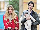 Sienna Millerová, její partner Tom Sturridge a jejich dcera Marlowe (16....
