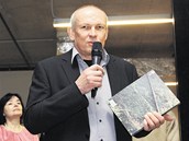 Josef Pleskot na zahájení výstavy mapující jeho tvorbu představil i publikaci o
