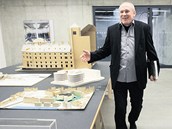Josef Pleskot prochází výstavou svých architektonických návrhů v Gongu v Dolní
