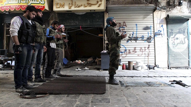 Aleppo. Modlitba syrskch povstalc uprosted boj (25. prosince 2012)