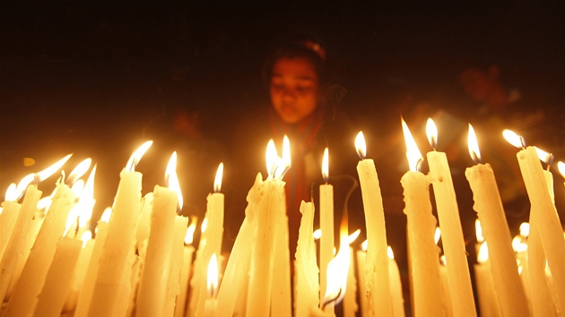 Smrt teprve 23let eny si lid pipomnli zapalovnm svek i v Kalkat. (29. prosince 2012)