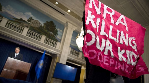 Amerian protestuje proti vystoupen vkonnho editele NRA Waynea La Pierra ve Washingtonu (21. prosince 2012)
