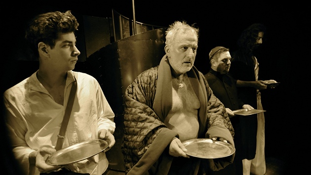 Divadlo Na zábradlí, Praha - Bertolt Brecht - Život Galileiho. Na snímku Ivan Lupták, Miloslav Mejzlík, Petr Čtvrtníček,  Roman Zach.