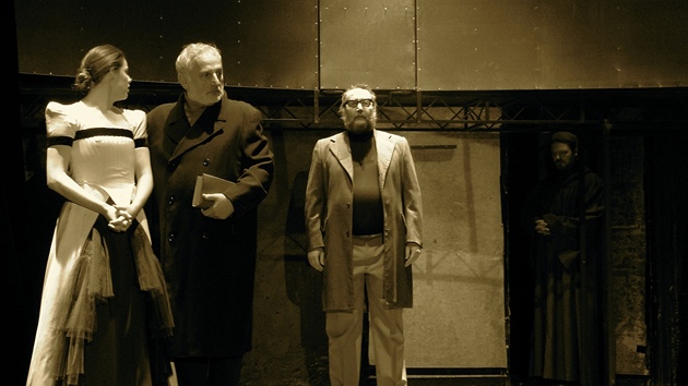 Divadlo Na zábradlí, Praha - Bertolt Brecht - Život Galileiho. Na snímku Natálie Řehořová, Miloslav Mejzlík, Ivan Voříšek.