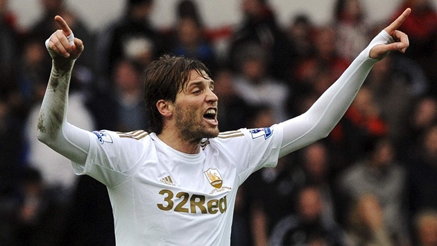 ZADIL CENN BOD. Michu, tonk Swansea, se raduje ze svho glu do st Manchesteru United. Vyrovnal na 1:1, tak utkn i skonilo.