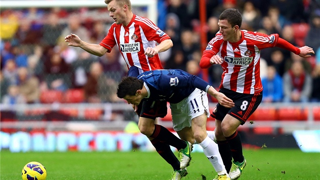 KOBRTNUT. Gareth Bale z Tottenhamu (v modrm) podlehl pesile fotbalist Sunderlandu.