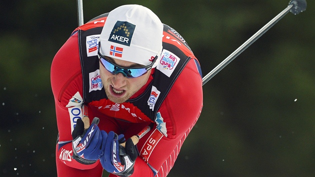 NORSK MAINA. Petter Northug z Norska si jede pro vtzstv v prologu Tour de Ski.