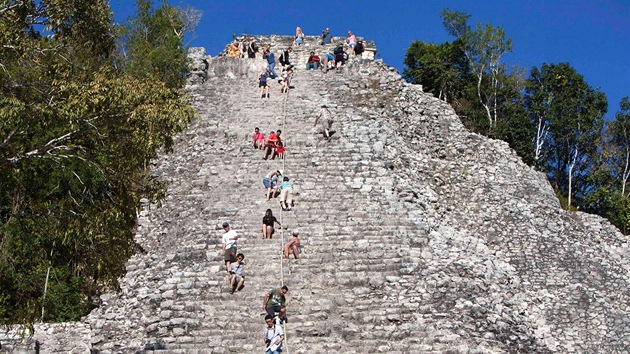 Turist slzaj z vrcholu maysk pyramidy Nohoch Mul v mexick Cob. (15. prosince 2012)