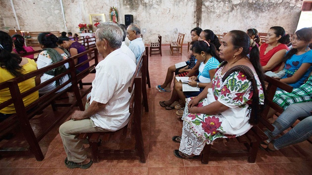 Potomci May pi katolick bohoslub v mexickm mst Xul (16. prosince 2012)