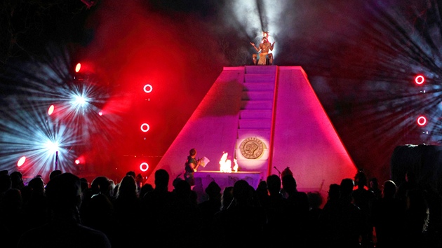 Mu pevleen za mayskho knze sed na vrcholu pyramidy v texaskm Austinu. (21. prosince 2012)