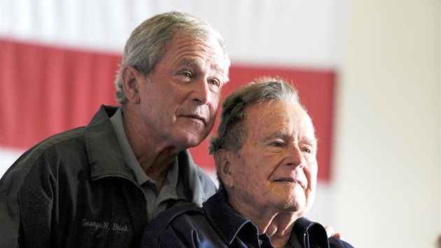 OTEC A SYN. Bval amerit prezidenti George W. Bush (vlevo) a George H.W. Bush v ervnu 2012