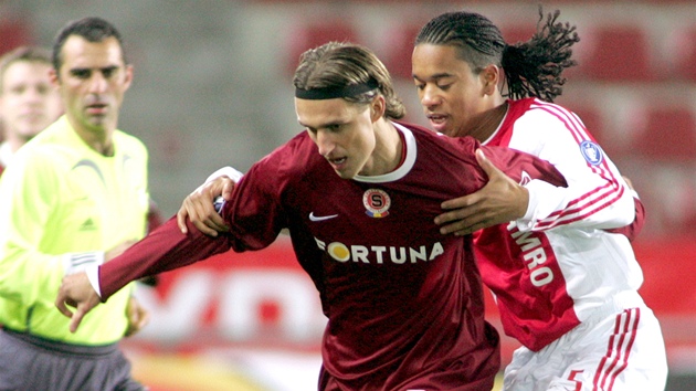 Vclav Drobn z AC Sparta Praha (uprosted) pi souboji s Urby Emanuelsonem z Ajaxu Amsterodam v utkn pohru UEFA (24. listopadu 2006)
