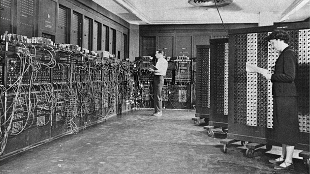 Elektronkový počítač ENIAC. Pracoviště vkládání programu do stroje.