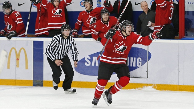 ASTN ASISTENT. Kanadsk hokejista Xavier Ouellet se raduje pot, co jeho stelu od modr teoval do branky Slovenska jeho kolega Mark Scheifele.